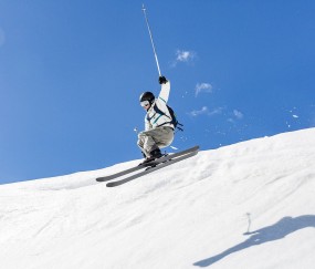 开云体育APP下载-当东方掀翻公牛，西方约基奇接管德甲，体育世界的平行奇迹