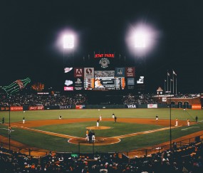 开云体育中国官网-当红白条纹遇见黑星，维尼修斯在巴萨对阵加纳友谊赛中的惊艳时刻