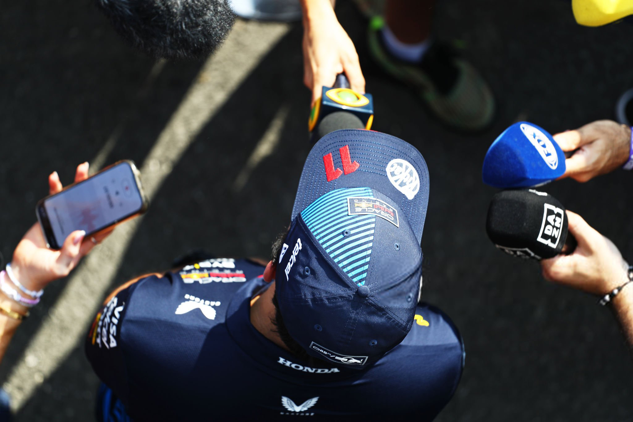 红牛车队险胜迈凯伦，佩雷兹统治全场