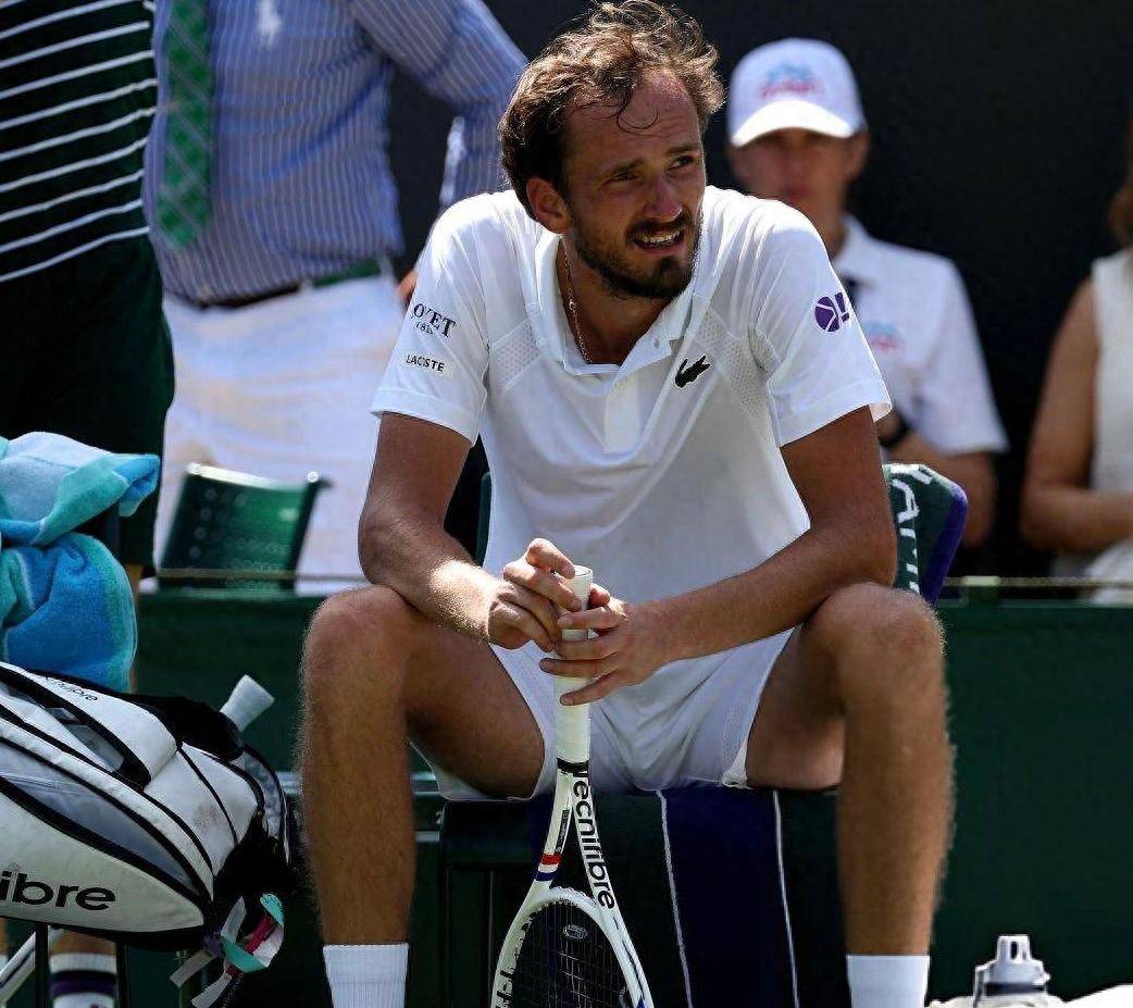 法网绝杀年终总决赛，梅德韦杰夫带队取胜