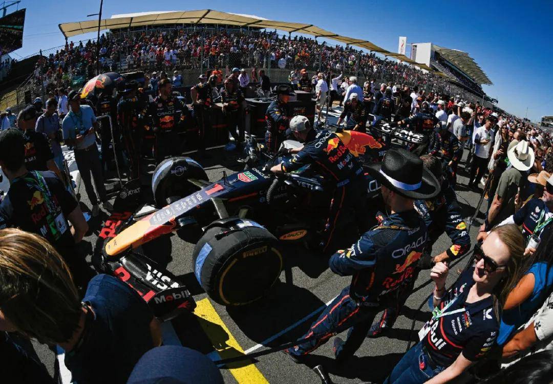 红牛车队鏖战梅赛德斯，皮亚斯特里扛起全队