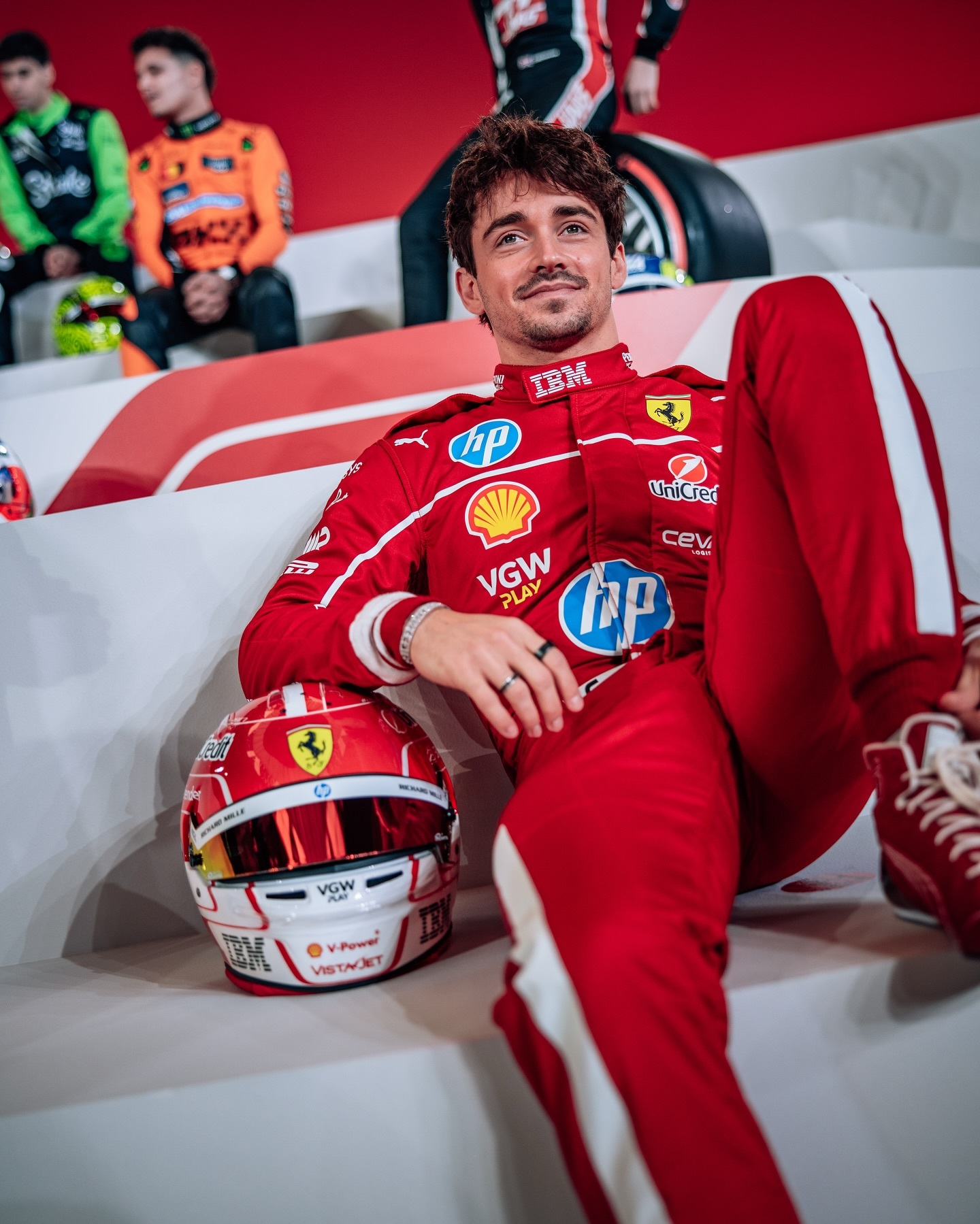 红牛车队鏖战梅赛德斯，皮亚斯特里扛起全队