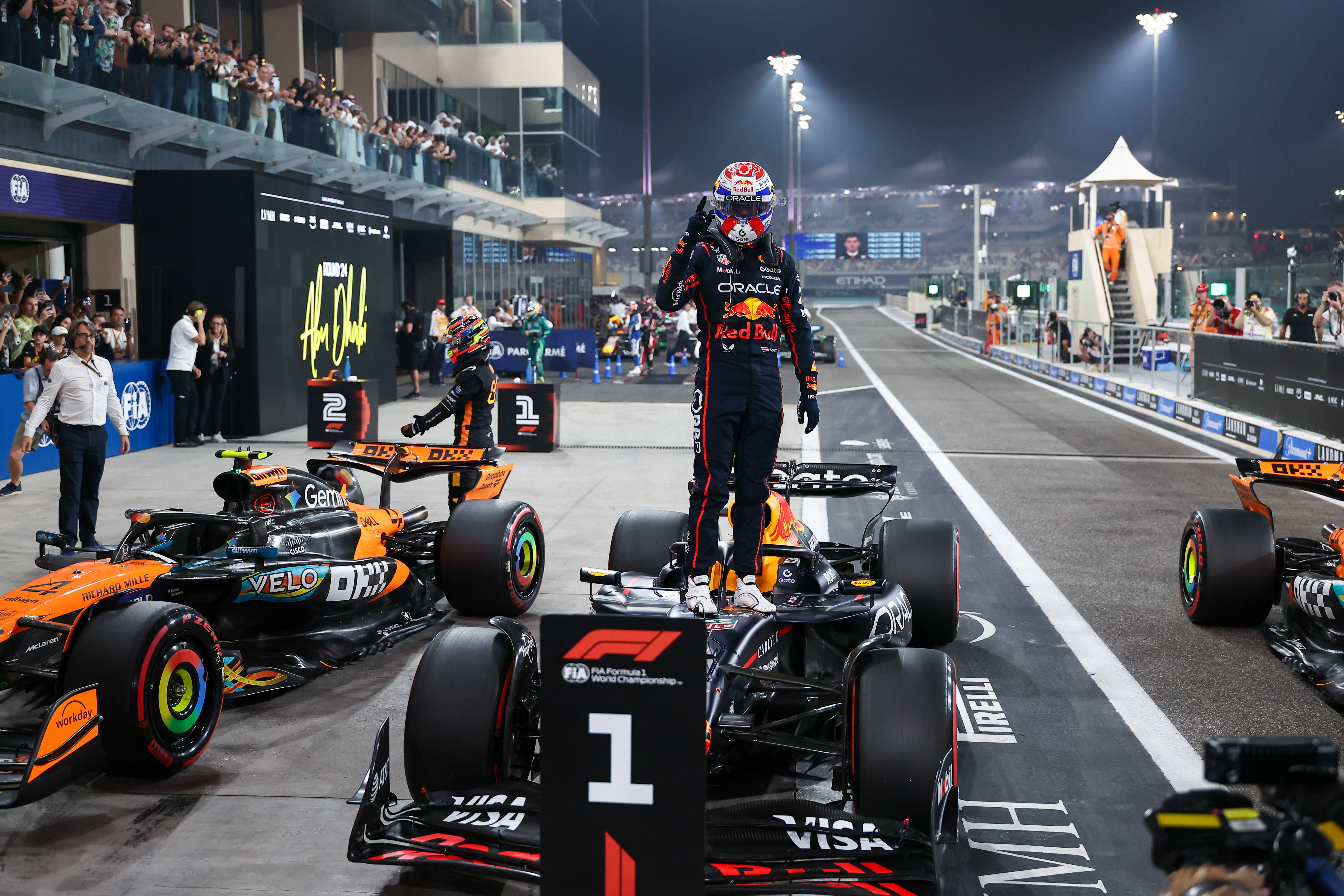 红牛二队翻盘迈凯伦，维斯塔潘统治全场