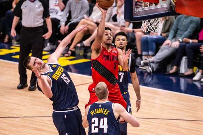 雄鹿翻盘猛龙，麦科勒姆带队取胜