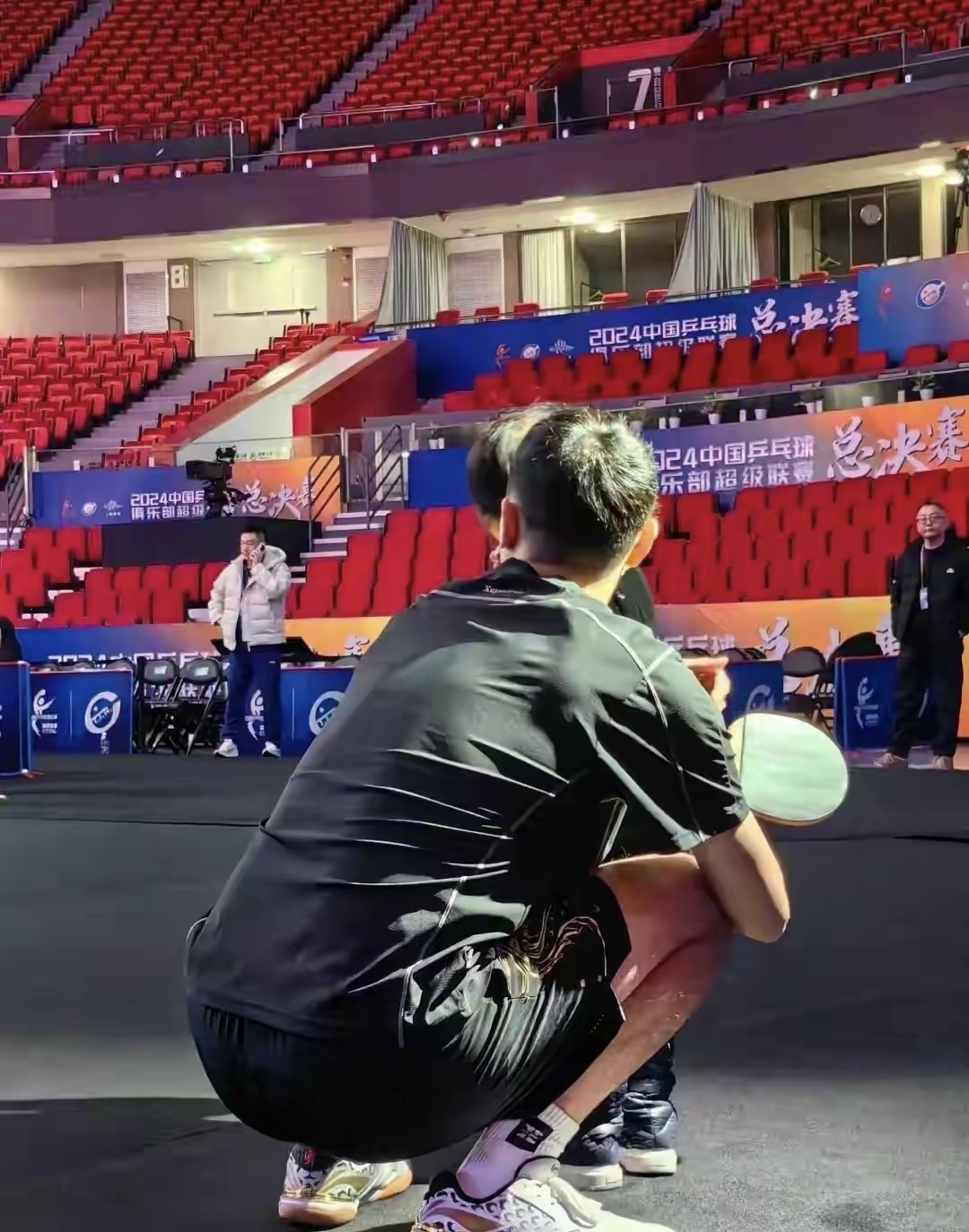 法国乒乓球队鏖战中国乒乓球队，许昕完成帽子戏法