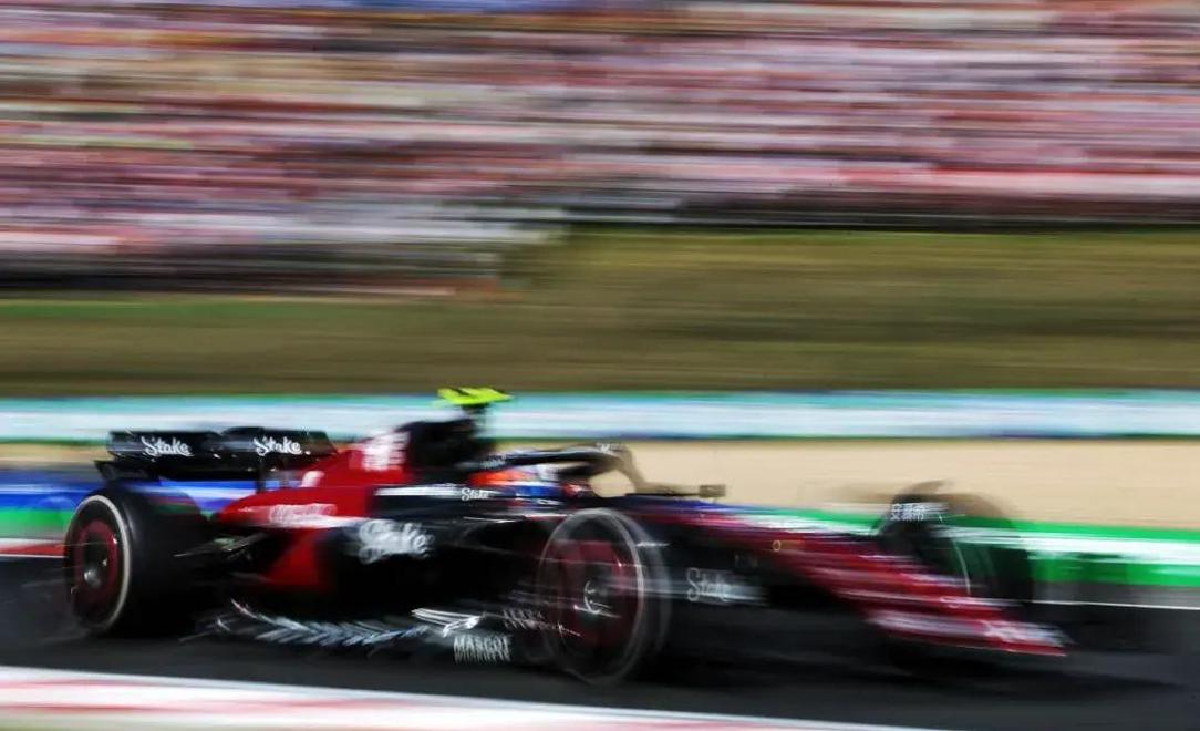 索伯车队鏖战威廉姆斯，周冠宇点燃赛场