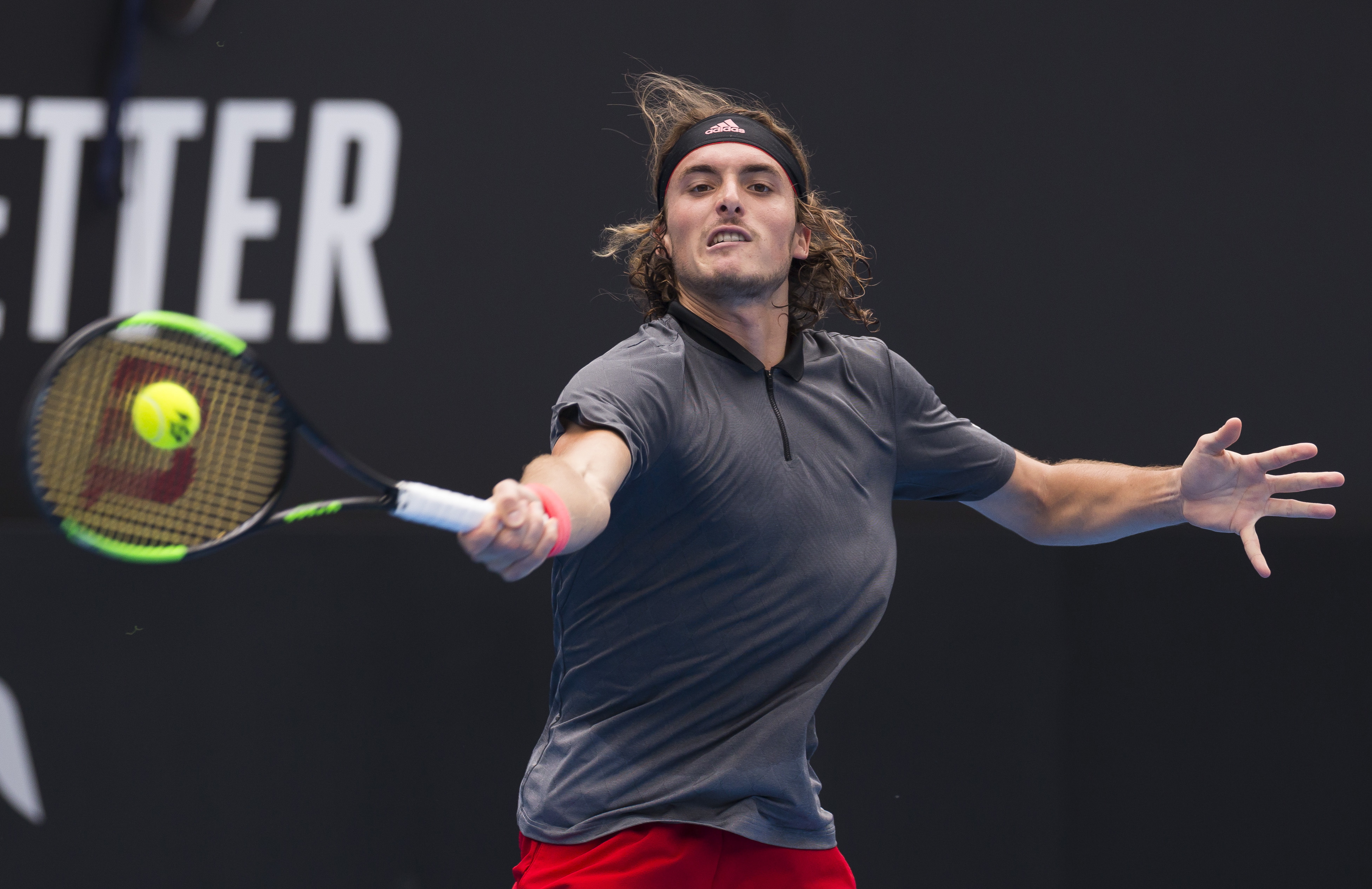 澳大利亚网球队绝杀西班牙网球队，西西帕斯统治全场