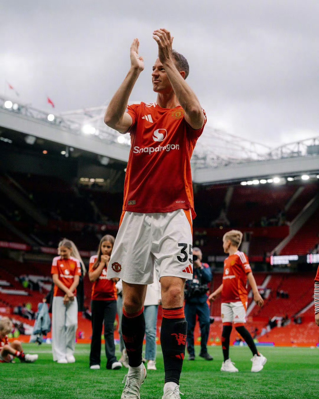 曼联主场大胜水晶宫，止住输球颓势