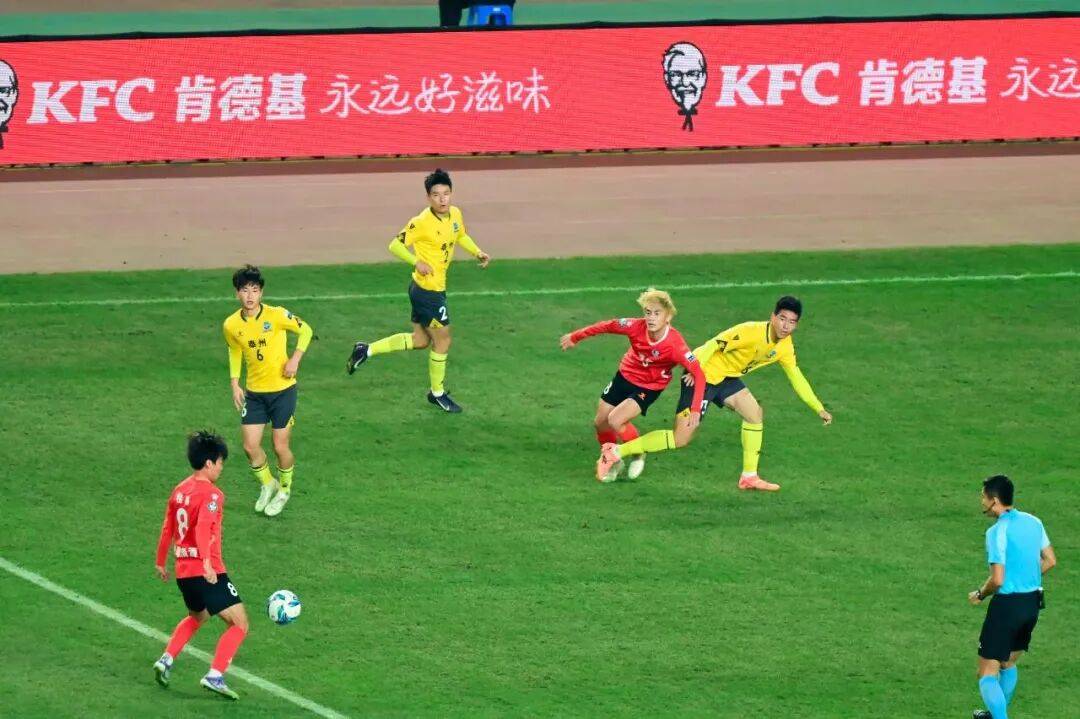 球队的奋力拼搏引发观众掌声