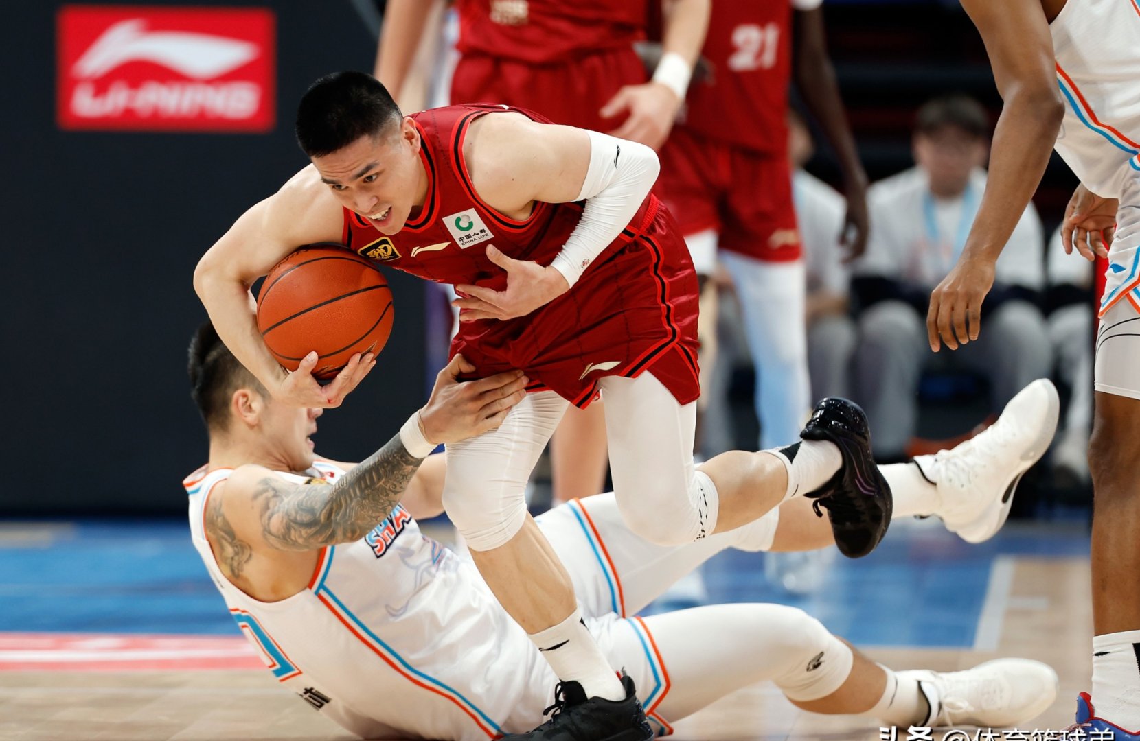 强强碰撞，场上技术对抗激烈，谁会是胜利者？