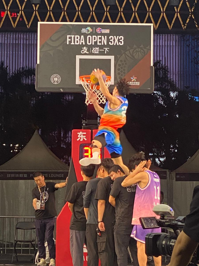 篮球赛季精彩收官，球迷为优胜球队欢呼