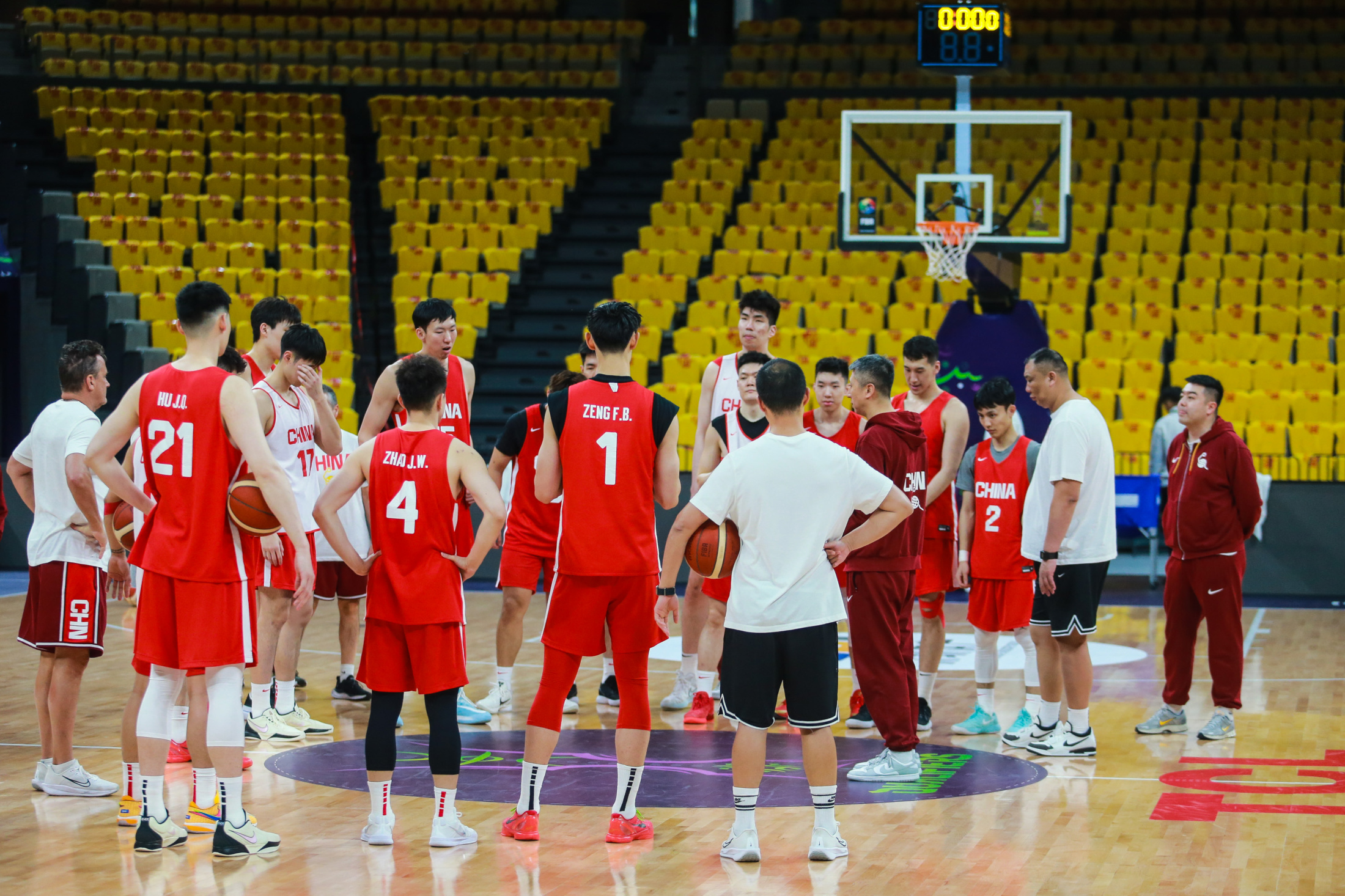 篮球赛季精彩收官，球迷为优胜球队欢呼