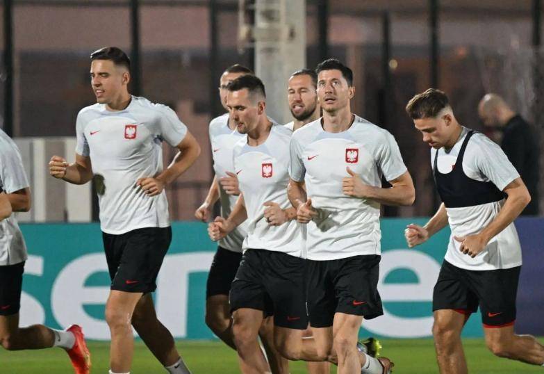 波兰大胜莱万绝杀俄罗斯主场告捷