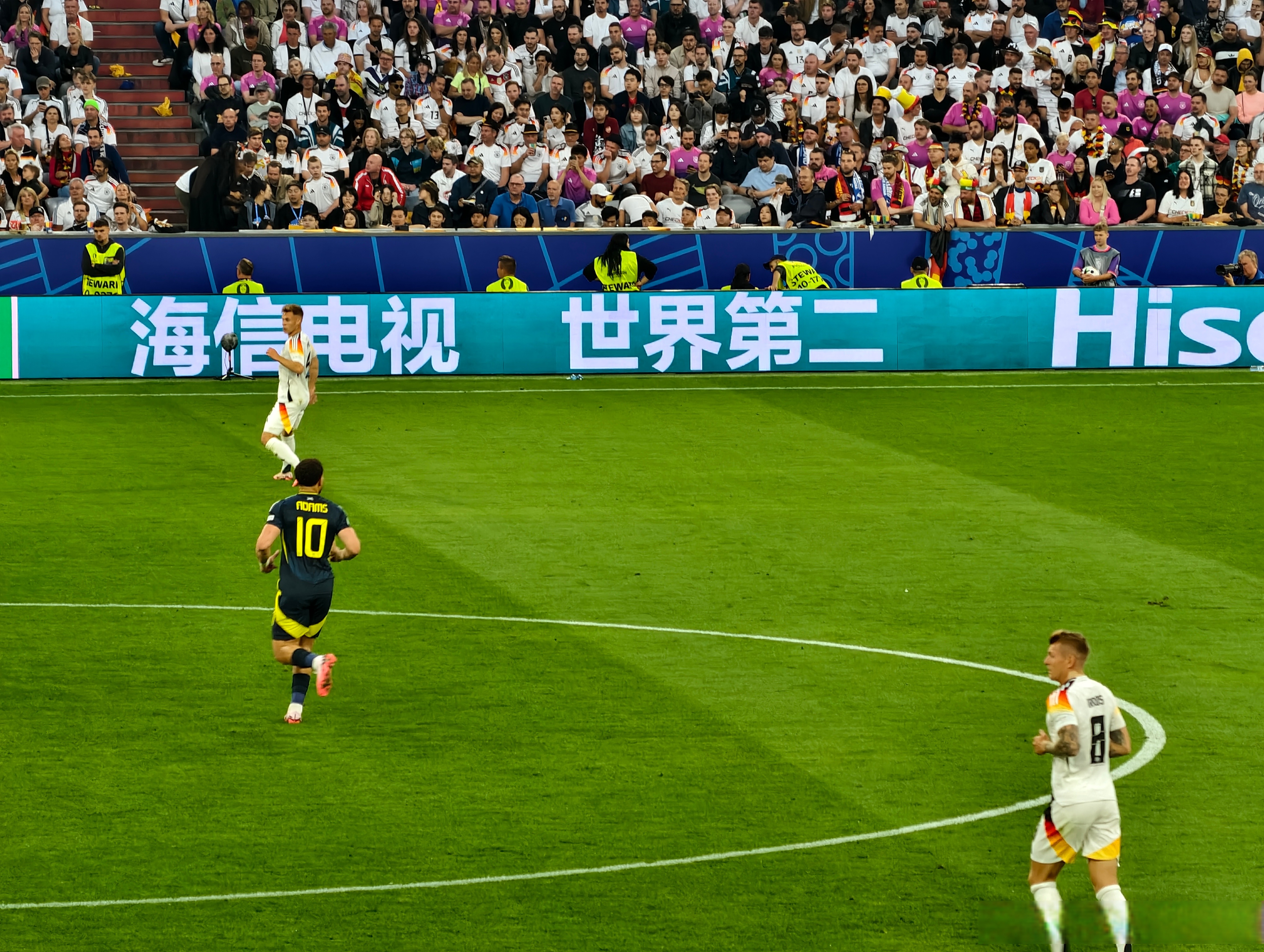 历史胜利！欧洲赛事球场会心一笑