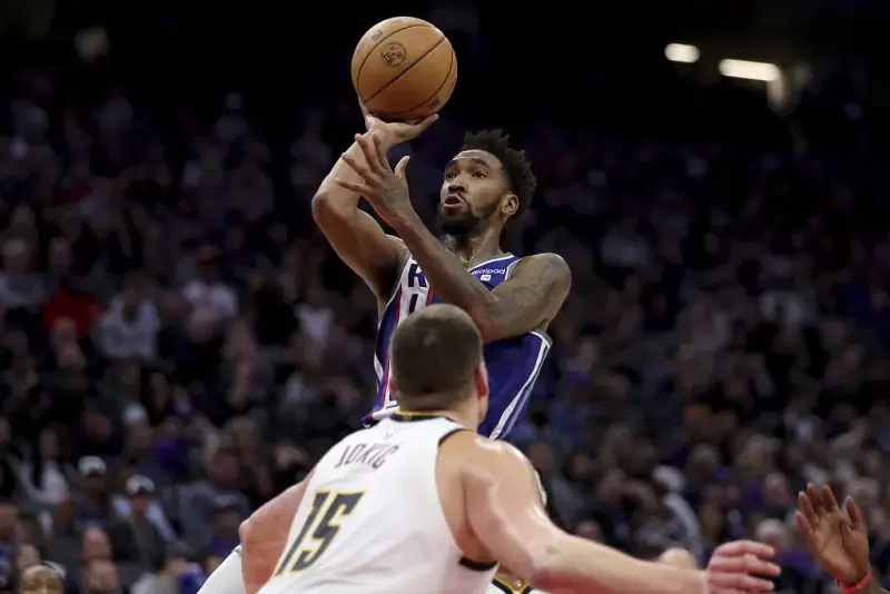 掘金横扫江苏队，福克斯高光表现