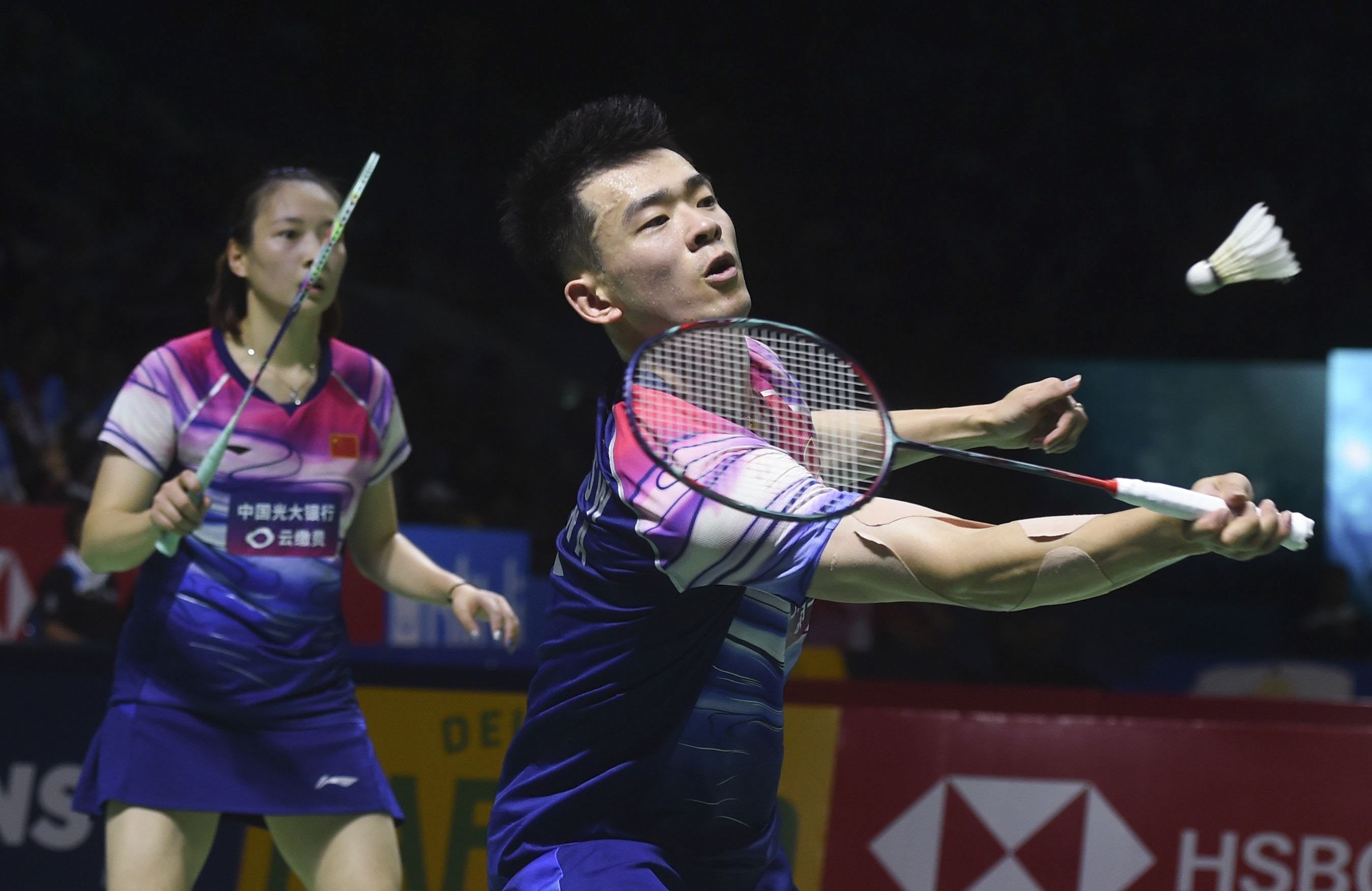 印尼羽毛球队碾压英格兰羽毛球队，林丹三分雨点燃全场