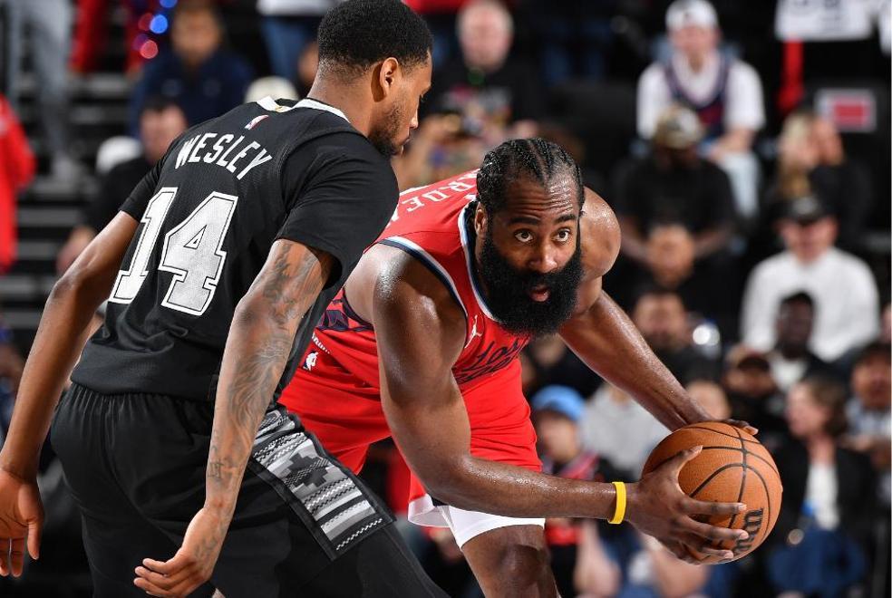 鹈鹕险胜澳大利亚男篮，哈登统治全场