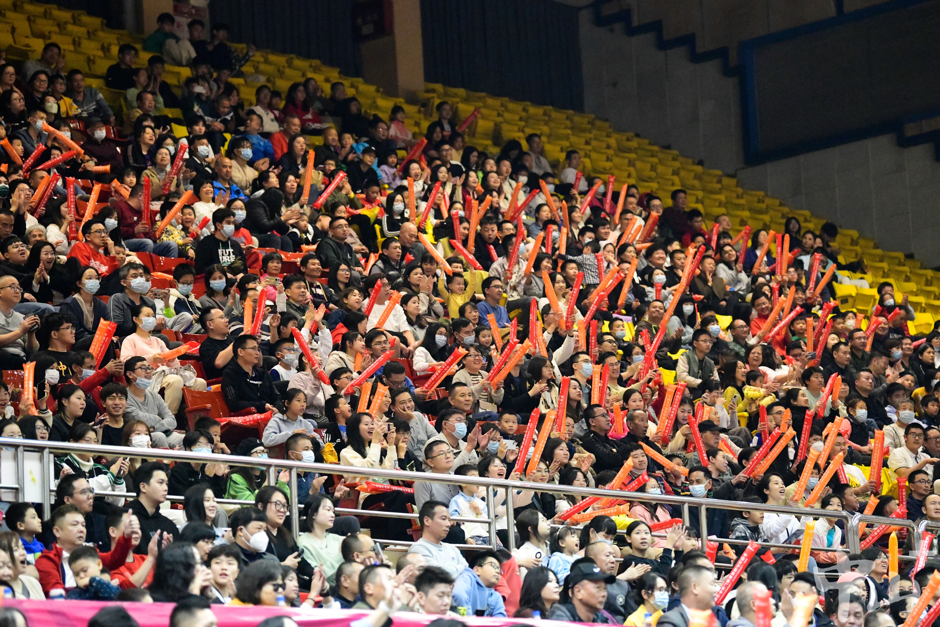 亚洲杯赛带来无限精彩，球迷欢呼不停