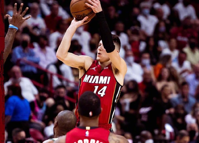 上海队轻取热火，字母哥点燃赛场