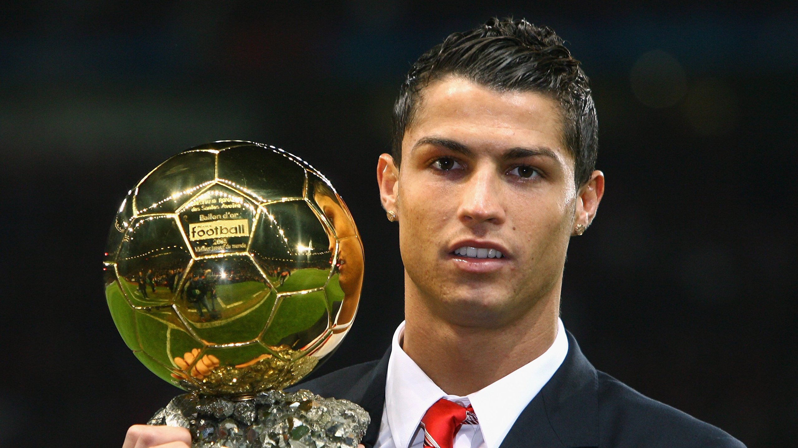 双重奏鸣，莱奥德比接管与英格兰压哨绝杀，足球史诗的双重变奏